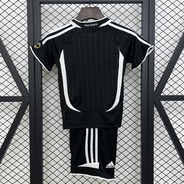 kids Real Madrid 06/07 away size: 16-28