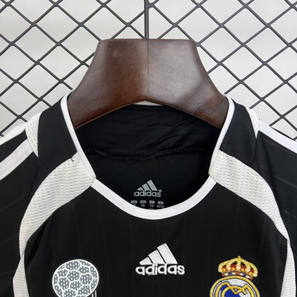 kids Real Madrid 06/07 away size: 16-28