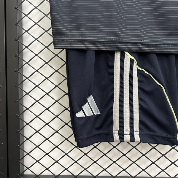 25/26 Kids Real Madrid Away Size: 16-28